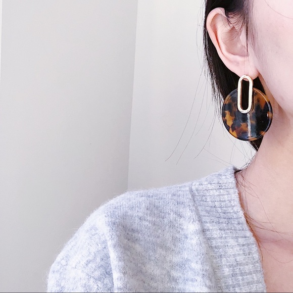 Last one Resin Tortoise Shell Hoop Dangle Earrings - Picture 6 of 6